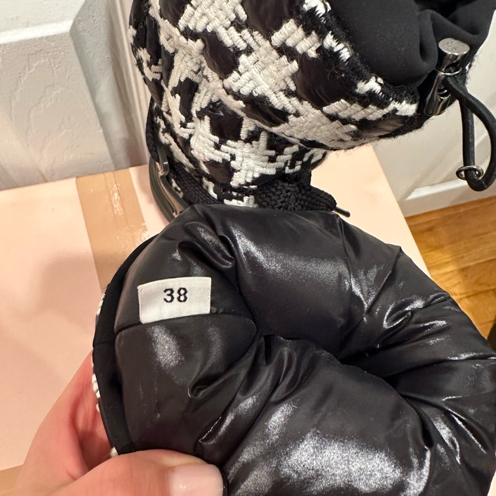 Ski boots. Used 2 times. Moncler brand. I bough it in Saks winter ago - Picture 3 of 5